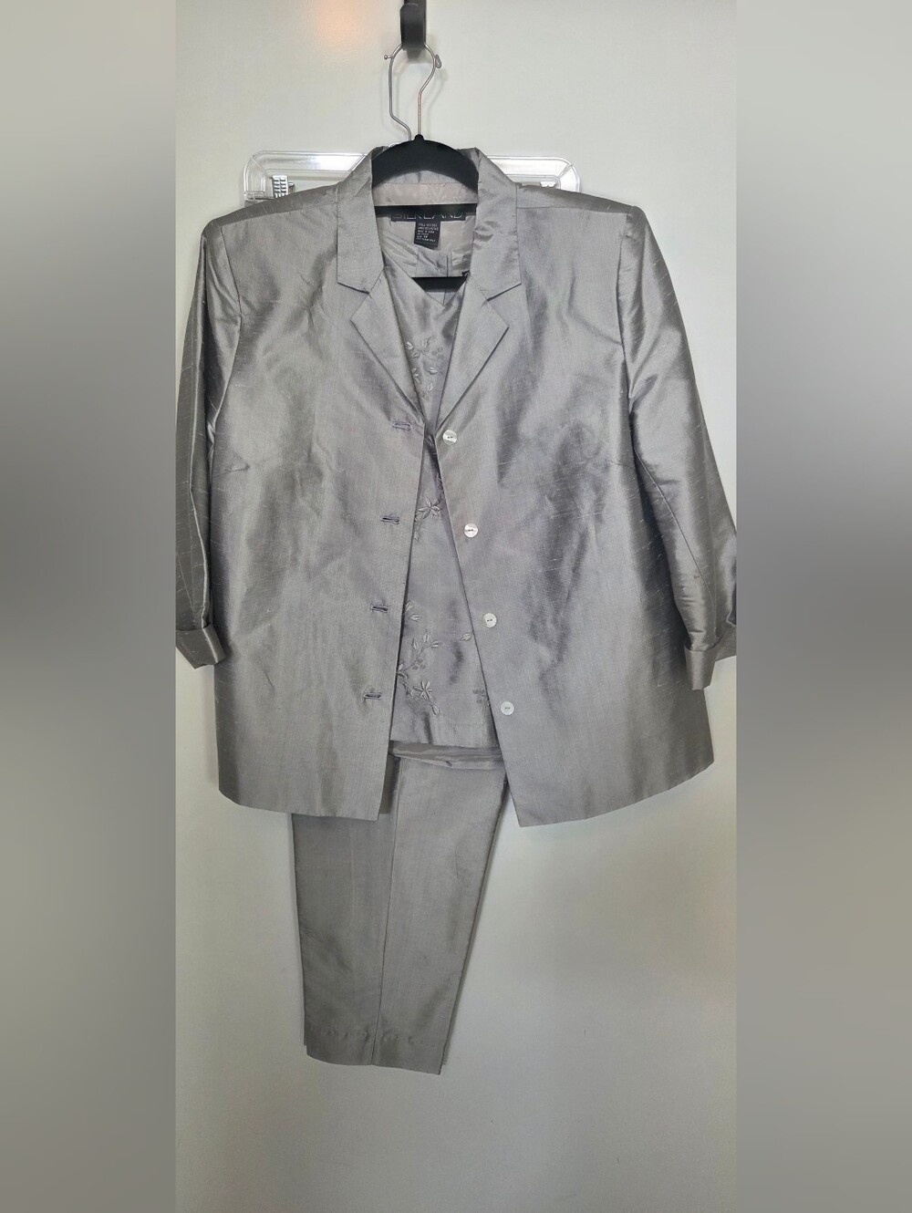 SilkLand Gray Women’s Pantsuit with Subtle Sheen